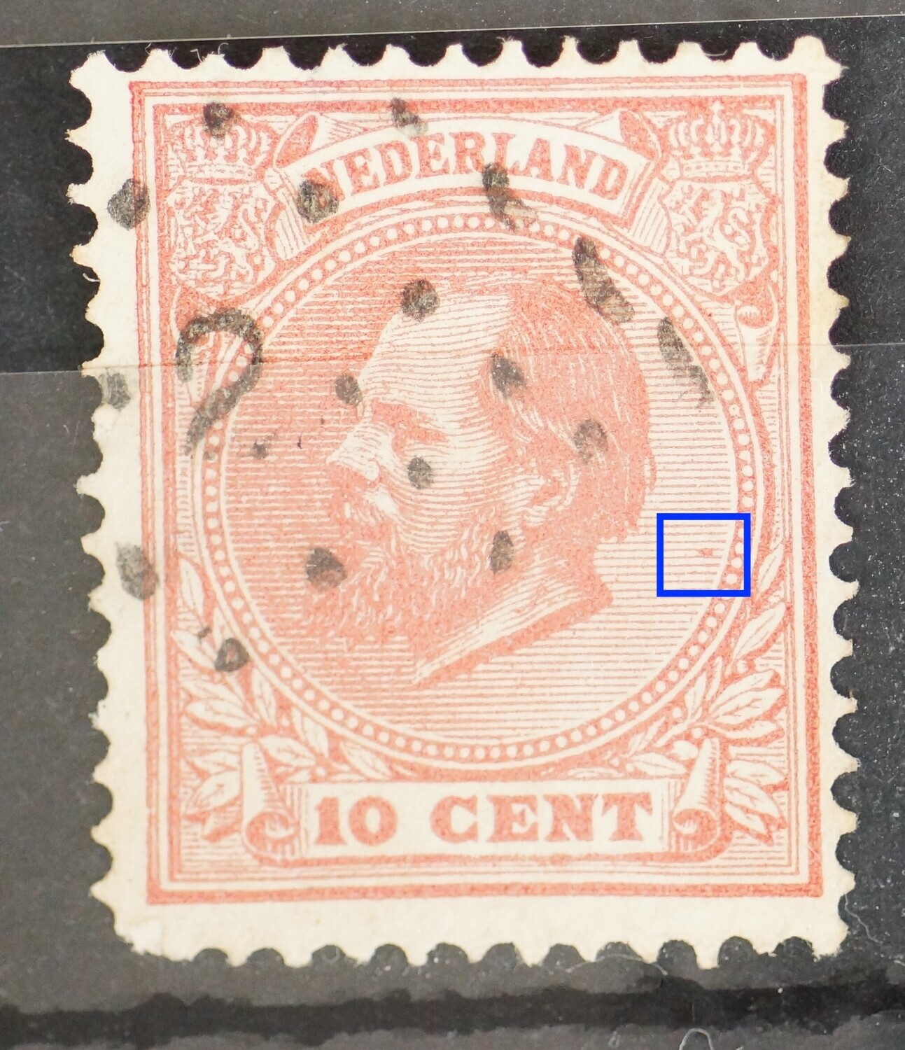NVPH 21 - rode vlek tussen de arcering rechts
