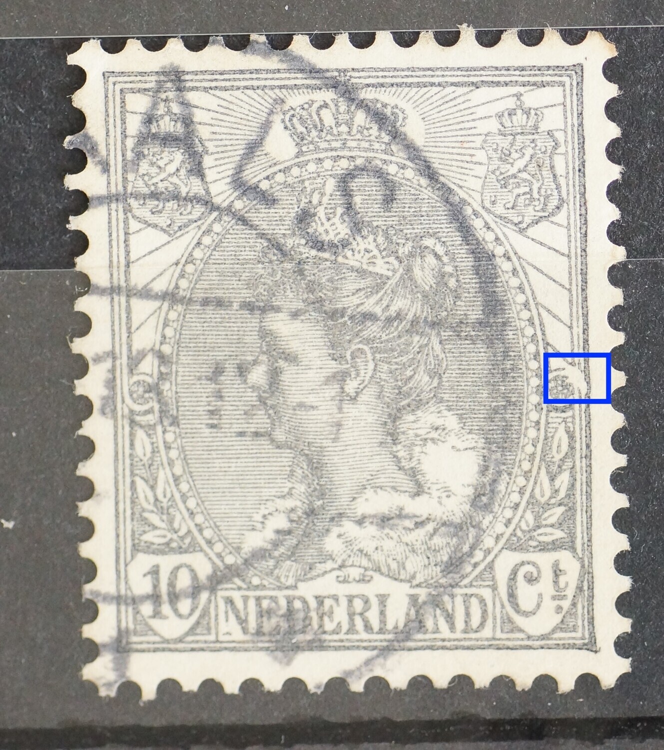 NVPH 62 - witte vlek bij ornament rechts