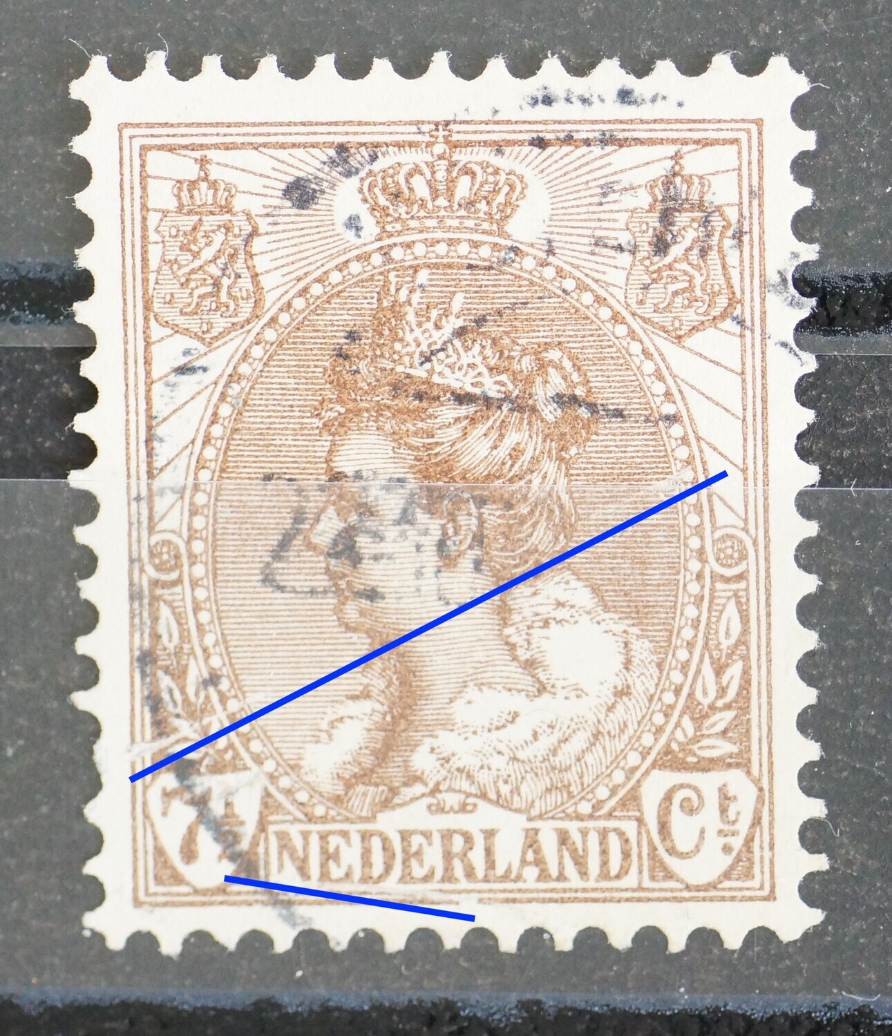 NVPH 61 - druktoeval: onbedrukte lijnen, vermoedelijk als gevolg haar of draadje op het papier - vrij diepe indruk in het papier