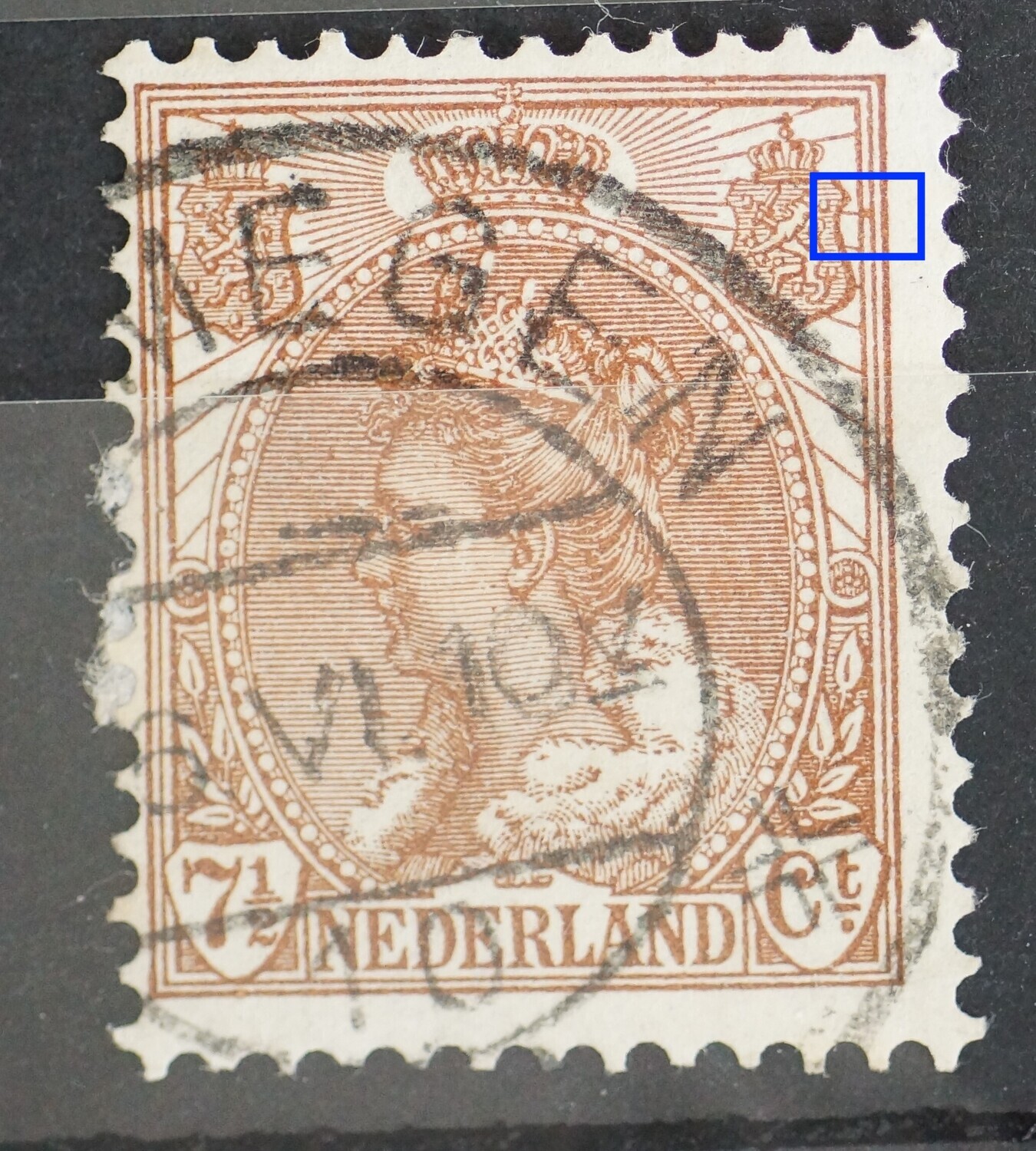NVPH 61 - bruine vlek tussen kaderlijnen rechts van rechter wapenschild NVPH 61 - bruine vlek tussen kaderlijnen rechts van rechter wapenschild