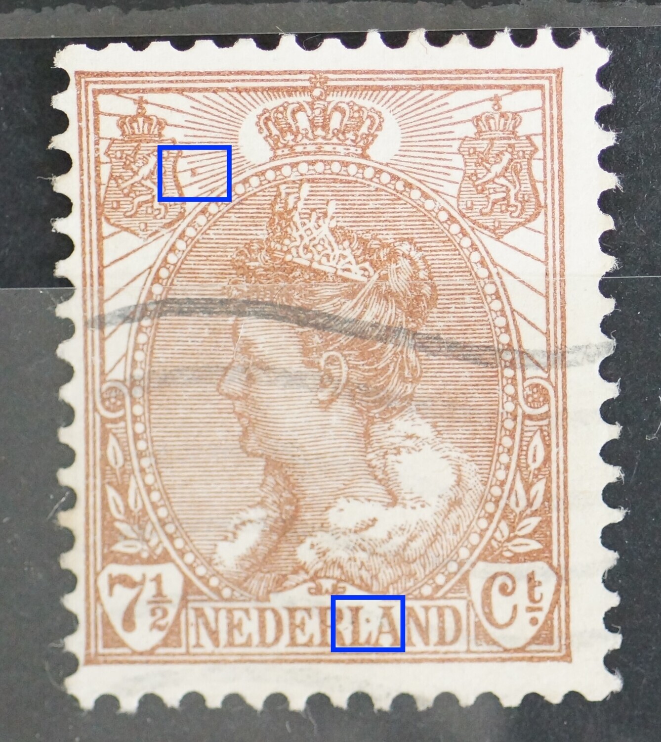 NVPH 61 - bruine stip tussen LA van NEDERLAND en bruine vlek tussen stralen links