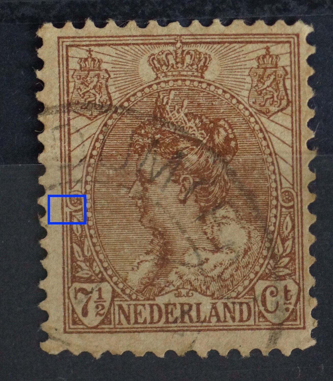 NVPH 61 - breuk in kaderlijn bij linker rozet NVPH 61 - breuk in kaderlijn bij linker rozet