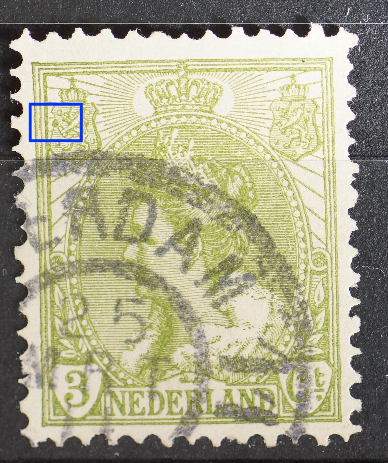 NVPH 57 - groene vlek bovenop pijlenbundel in linker wapenschild