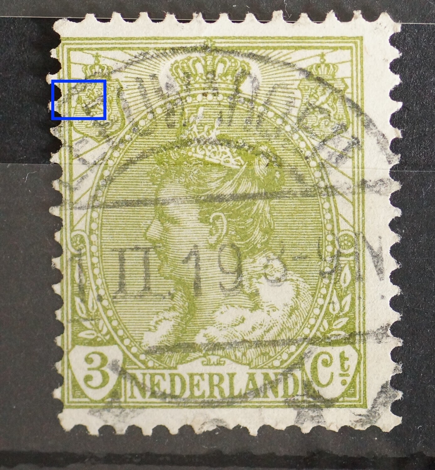 NVPH 57 - groene vlek bovenop pijlenbundel in linker wapenschild