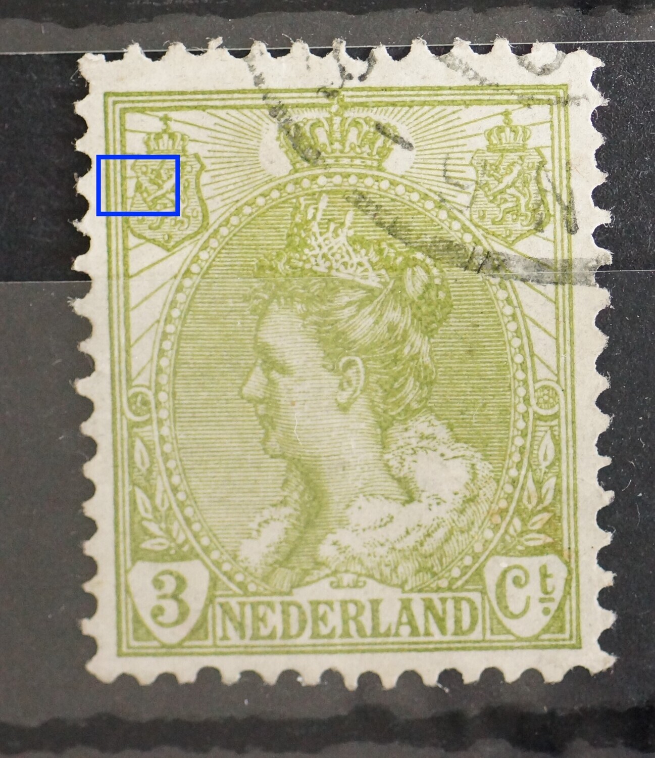 NVPH 57 - groene vlek bovenop pijlenbundel in linker wapenschild