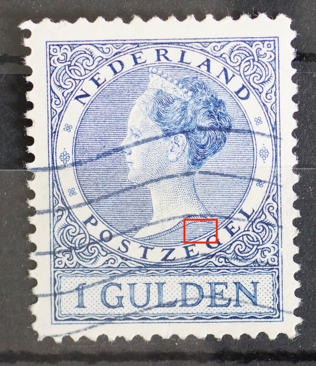NVPH 163 - breuk in arcering rechts onder de hals