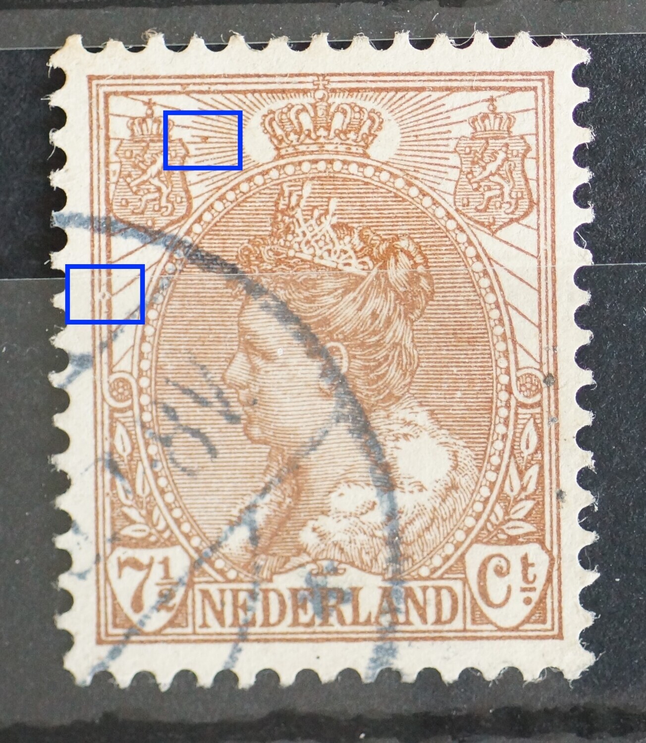 NVPH 61 - bruine punt tussen kaderlijnen links en tussen de stralen links