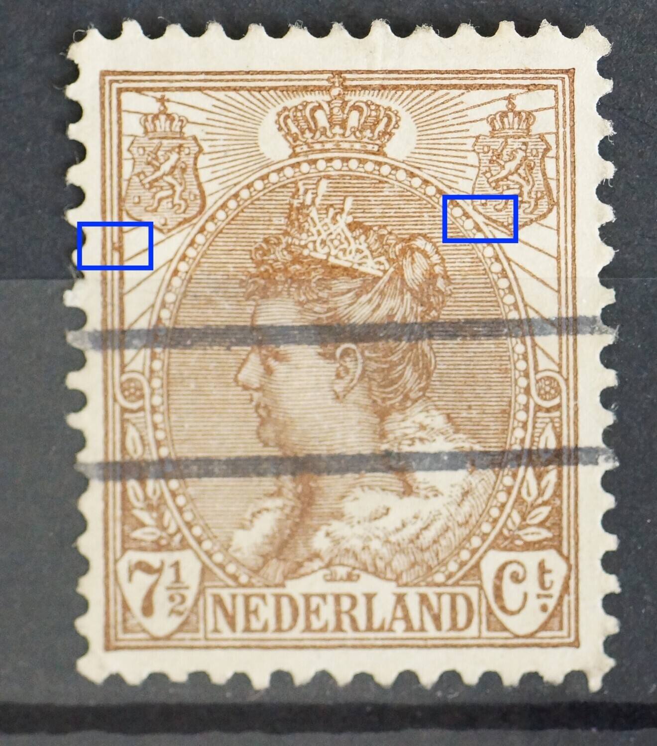 NVPH 61 - bruine vlek tussen kaderlijnen links en breuk in rand medaillon bij rechter wapenschild