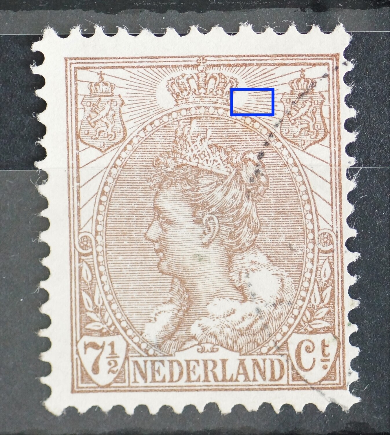 NVPH 61 - breuk in straal rechts van kroon