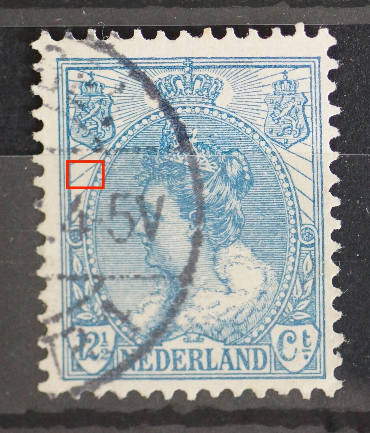 NVPH 63 - breukje in straal onder linker wapenschild