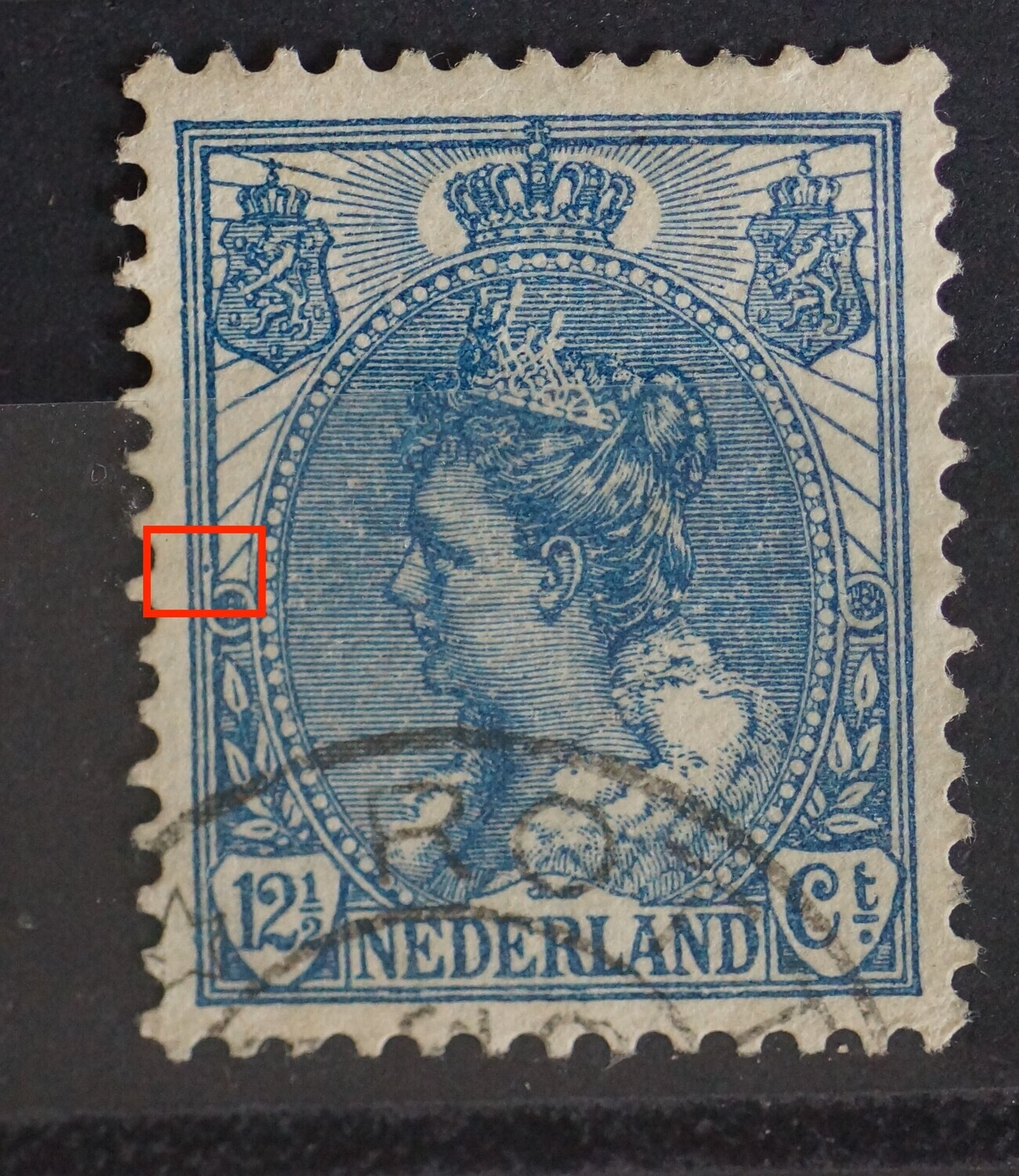 NVPH 63 - blauwe punt tussen kaderlijnen bij linker rozet