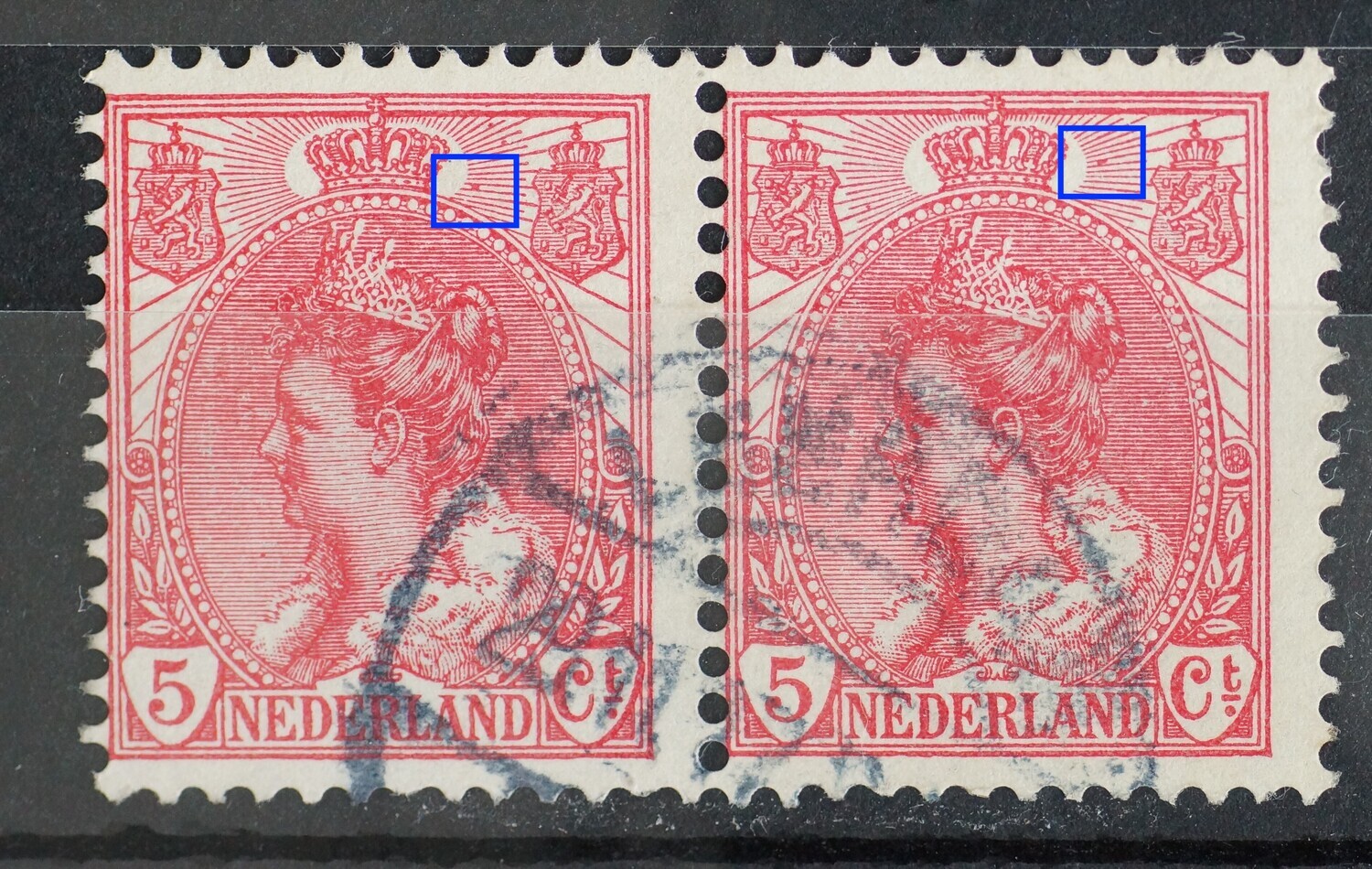 NVPH 60 (paar) - o.a. rode vlek tussen stralen rechts van kroon (beide zegels)