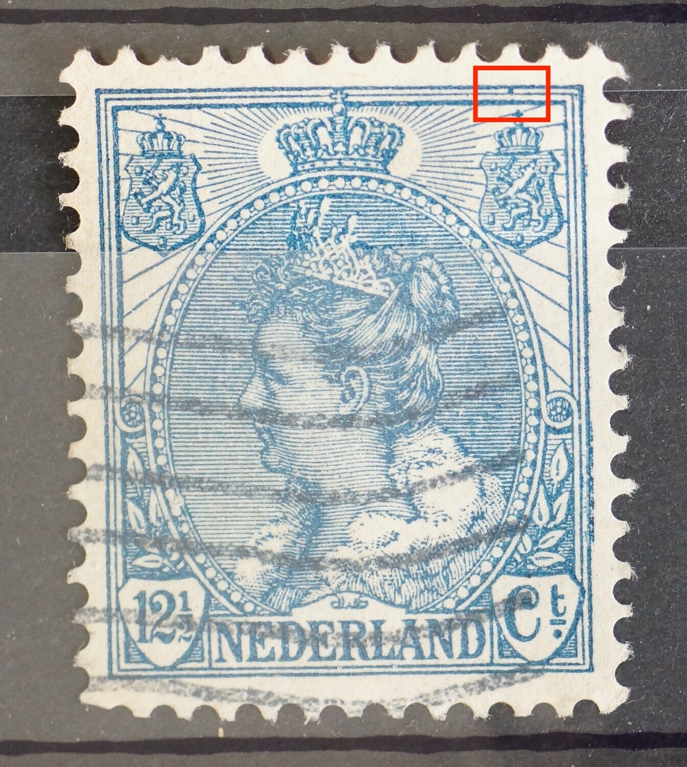NVPH 63 - blauwe punt tussen kaderlijnen boven rechter wapenschild