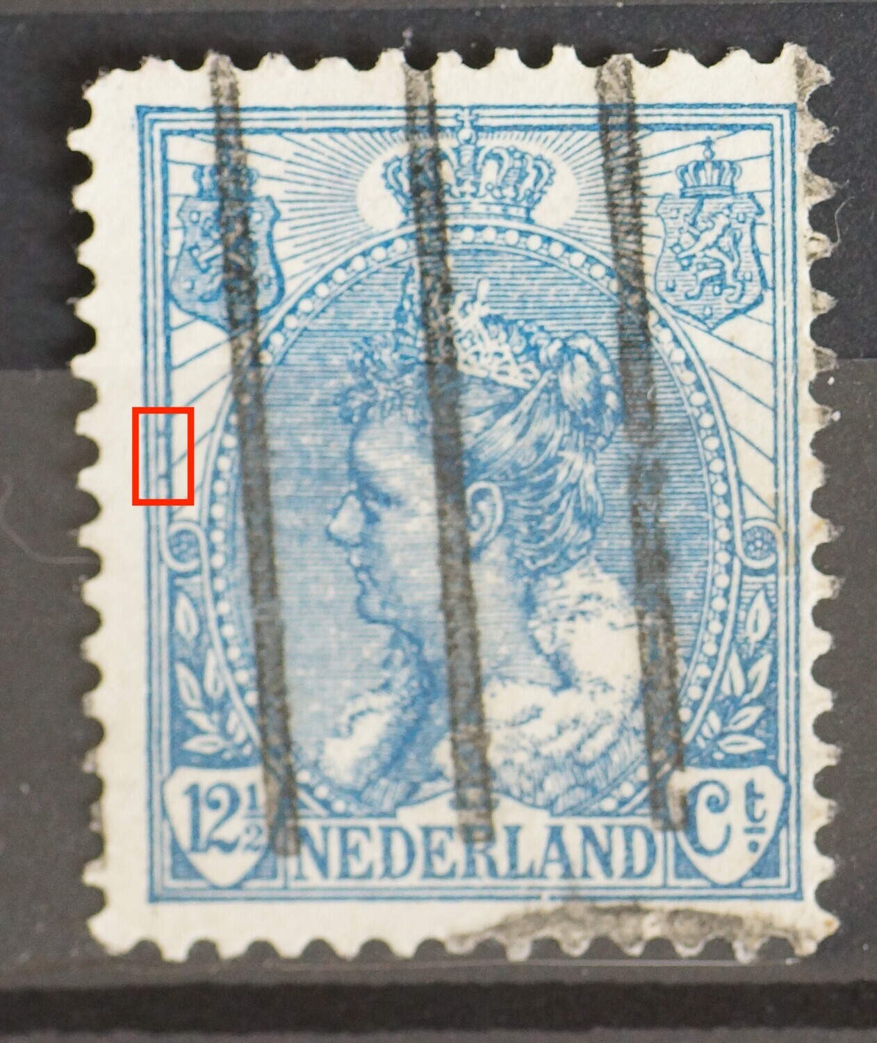 NVPH 63 - twee blauwe stippen tussen kaderlijnen links