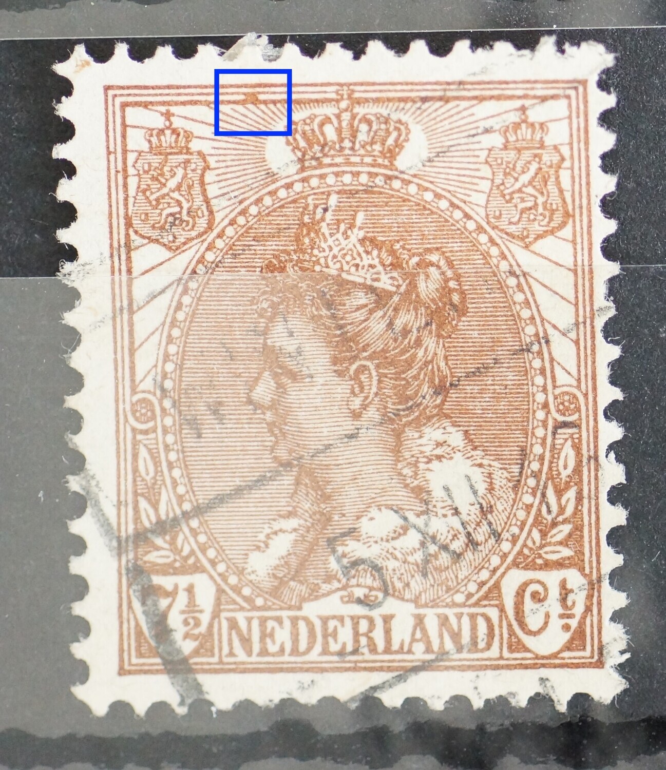 NVPH 61 - bruine vlek tussen kaderlijnen boven NVPH 61 - bruine vlek tussen kaderlijnen boven