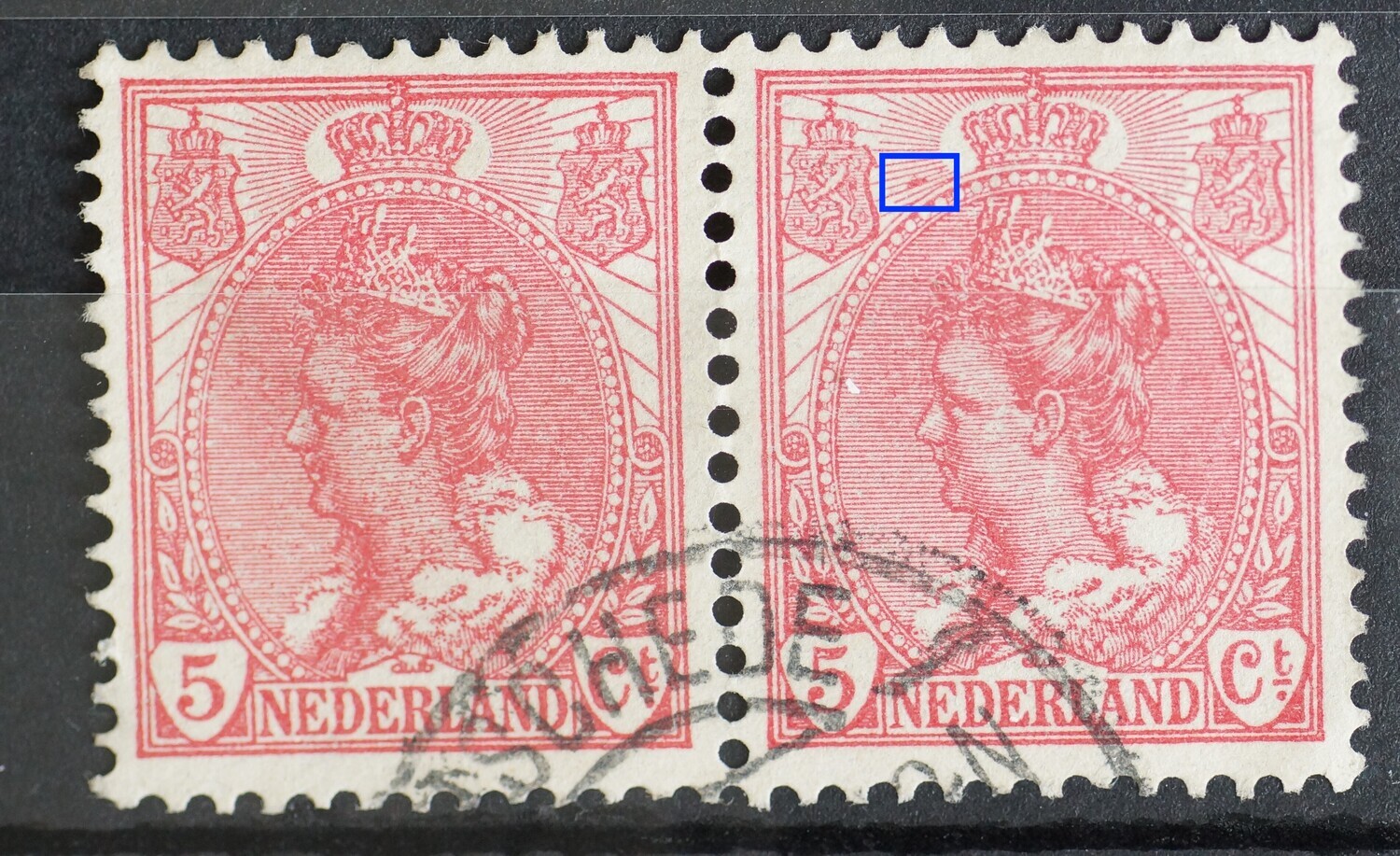 NVPH 60 (paar) rode vlek tussen stralen links van kroon (rechter zegel)