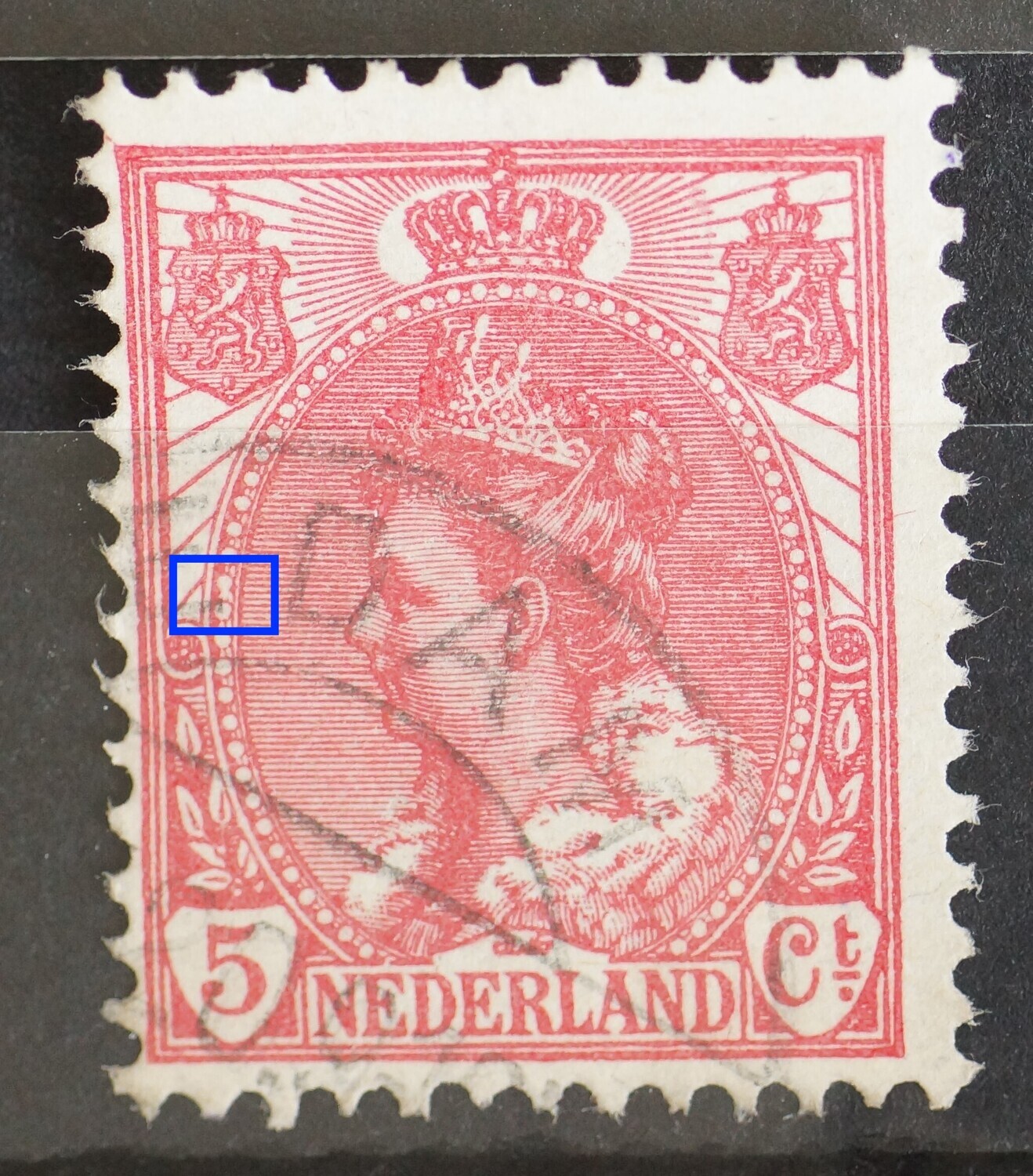 NVPH 60 - witte vlek tussen parels in rand medaillon links en breuk in arcering rechts daarvan