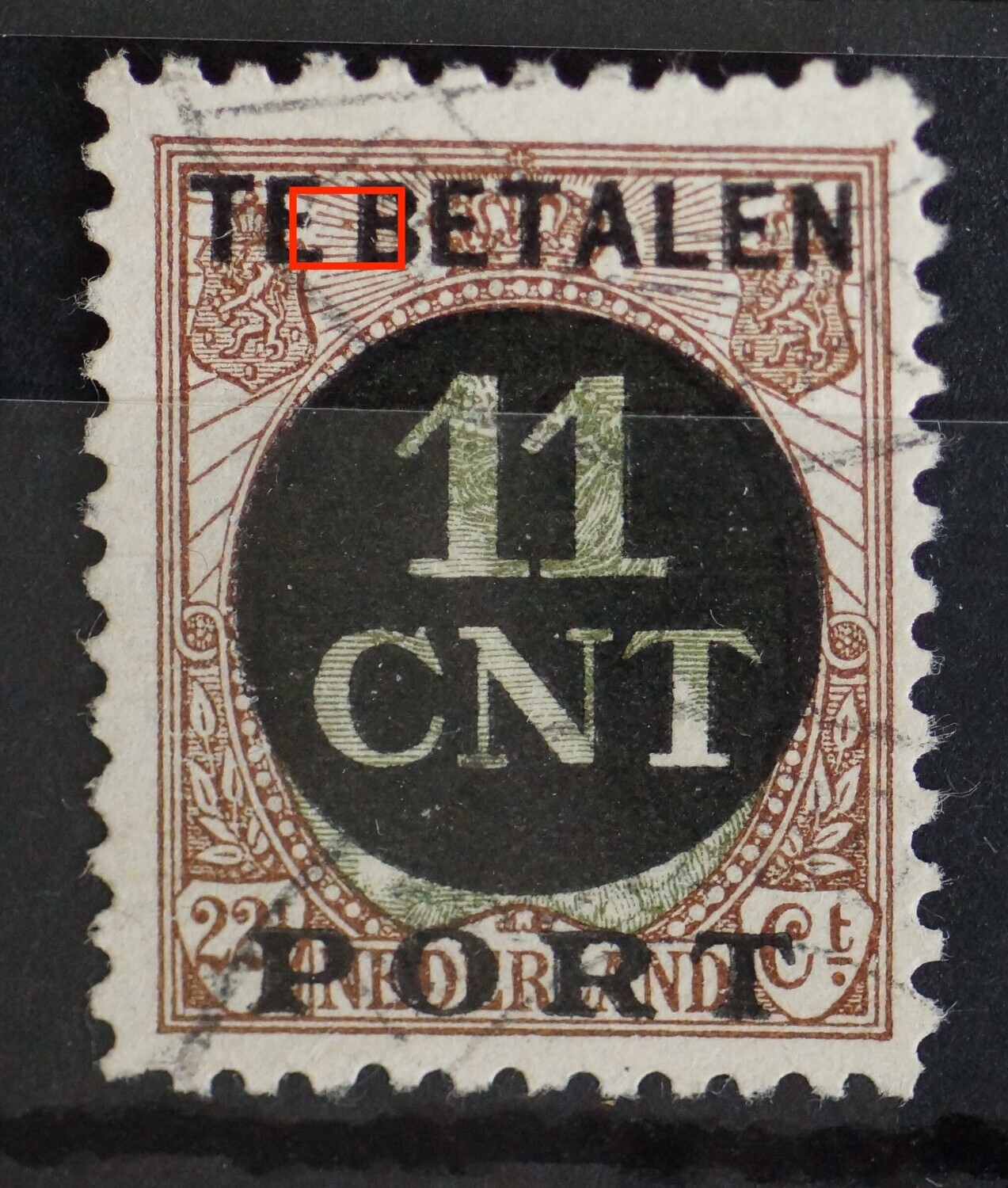 NVPH PV 1 - bruine punt tussen de stralen links van kroon