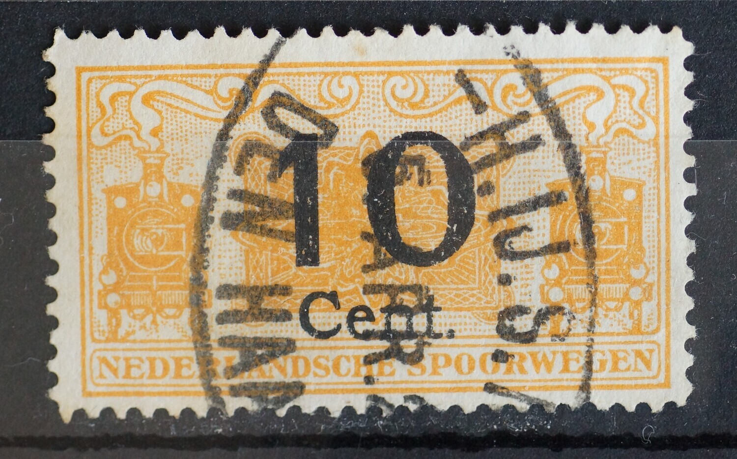 Ovaal spoorwegstempel H.IJ.S.M. DEN HAAG op spoorwegzegel 10 Cent (oranje-geel).