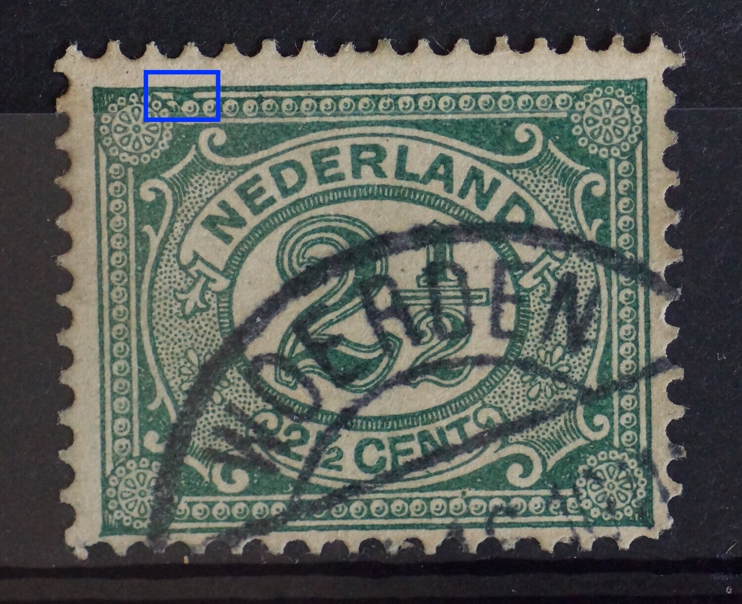 NVPH 55 - groene vlek tussen kaderlijnen boven, links