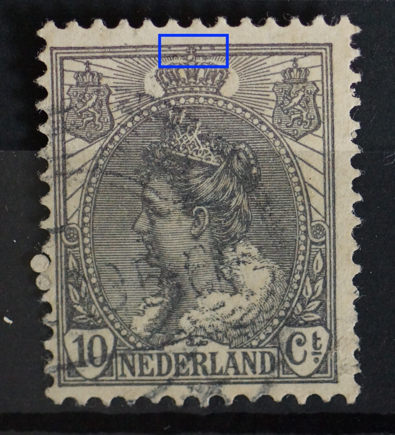 NVPH 62 - grijze vlekken tussen kaderlijnen boven kroon