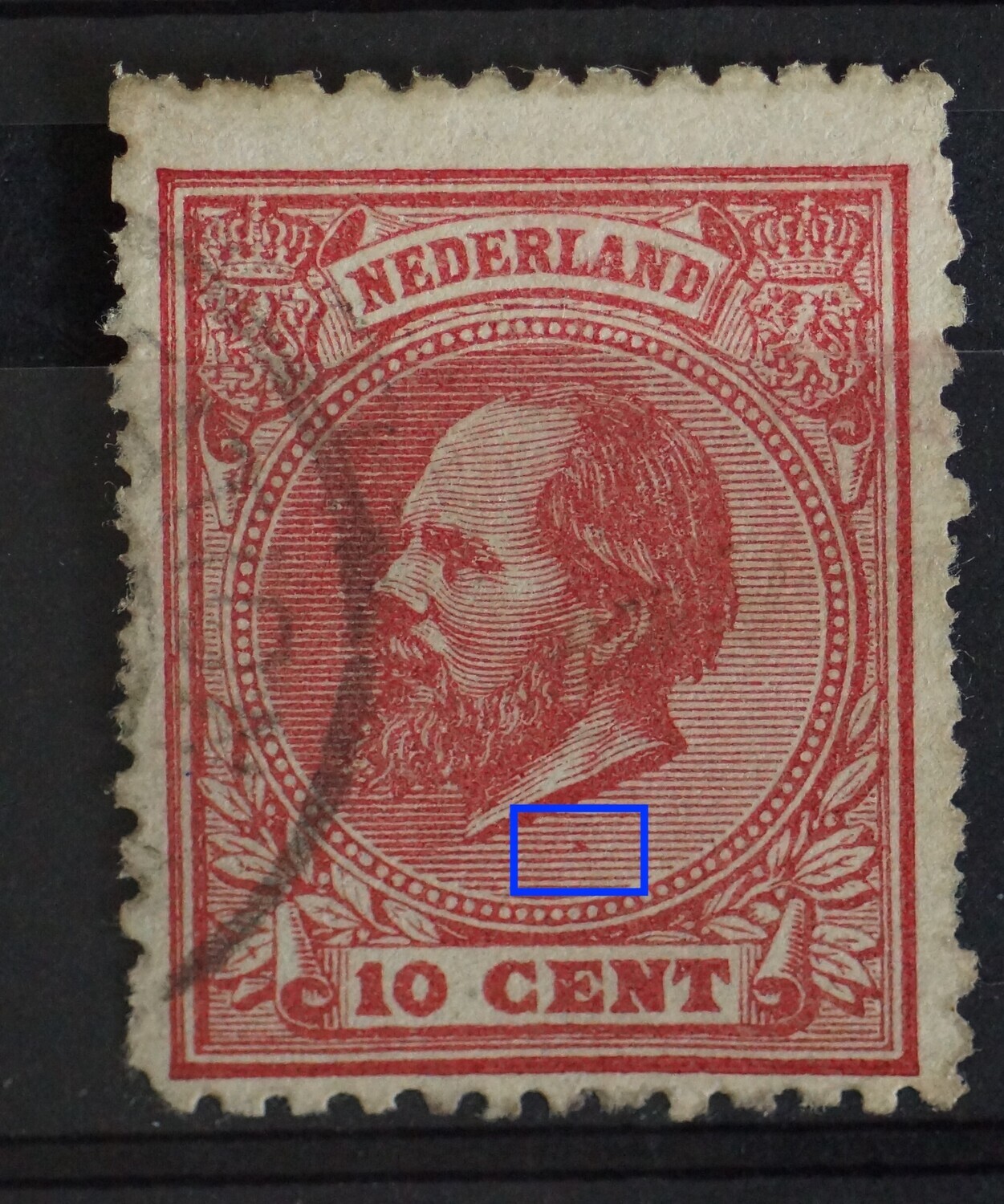 NVPH 21 - rode punt tussen arcering onder de hals