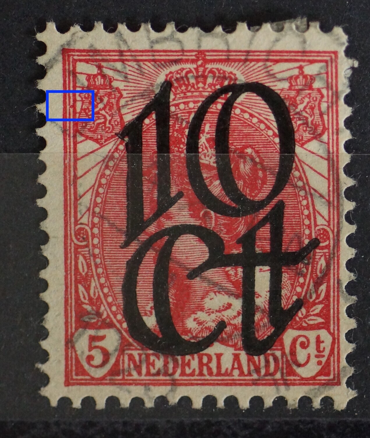 NVPH 117 - rode vlek tussen kaderlijnen links, boven.