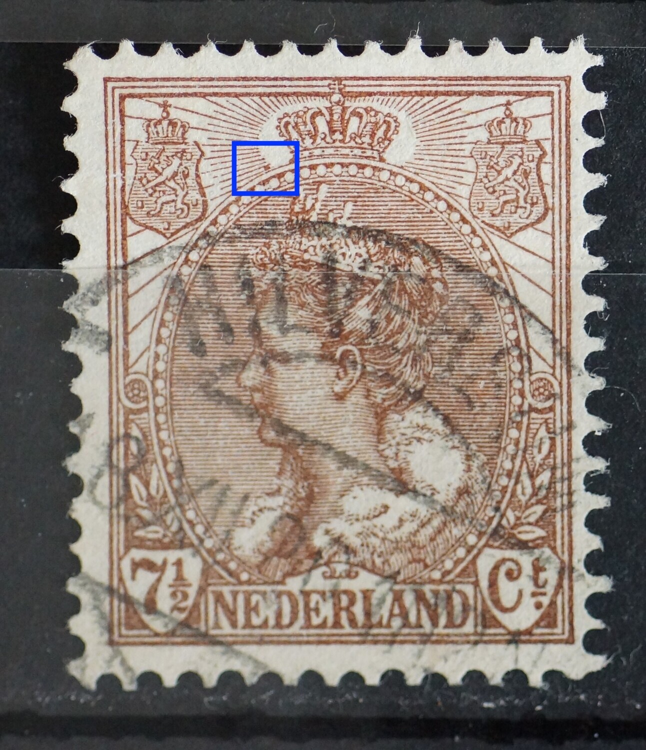 NVPH 61 - bruine punt tussen stralen links van kroon