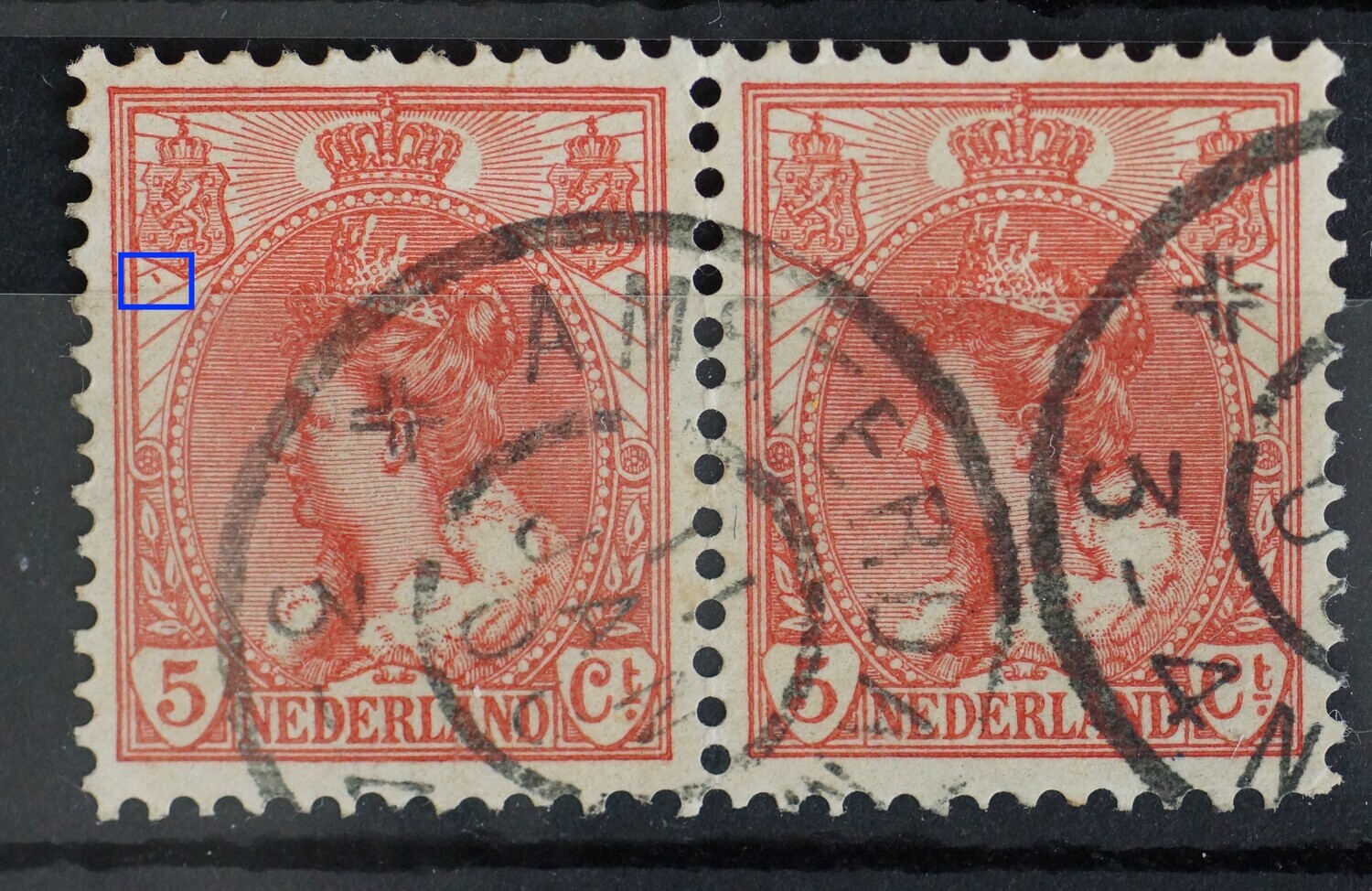 NVPH 60 (paar) - rood streepje odner linker wapenschild (linekr zegel)
