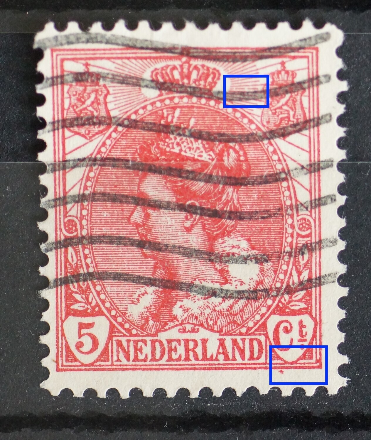 NVPH 60 - rode punt tussen kaderlijnen onder en breuk in straal rechts van kroon