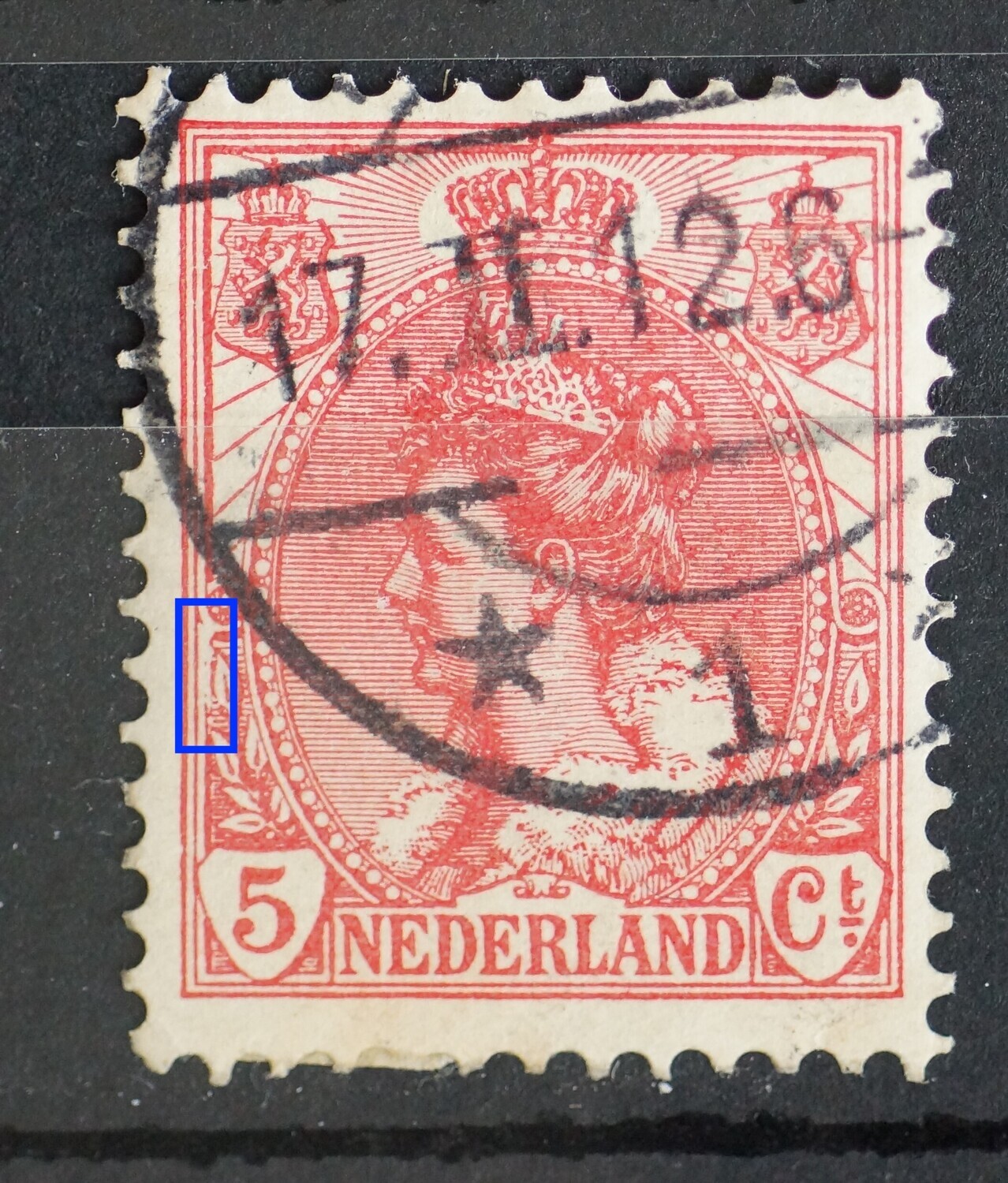 NVPH 60 - witte vlek/beschadiging onder linker rozet