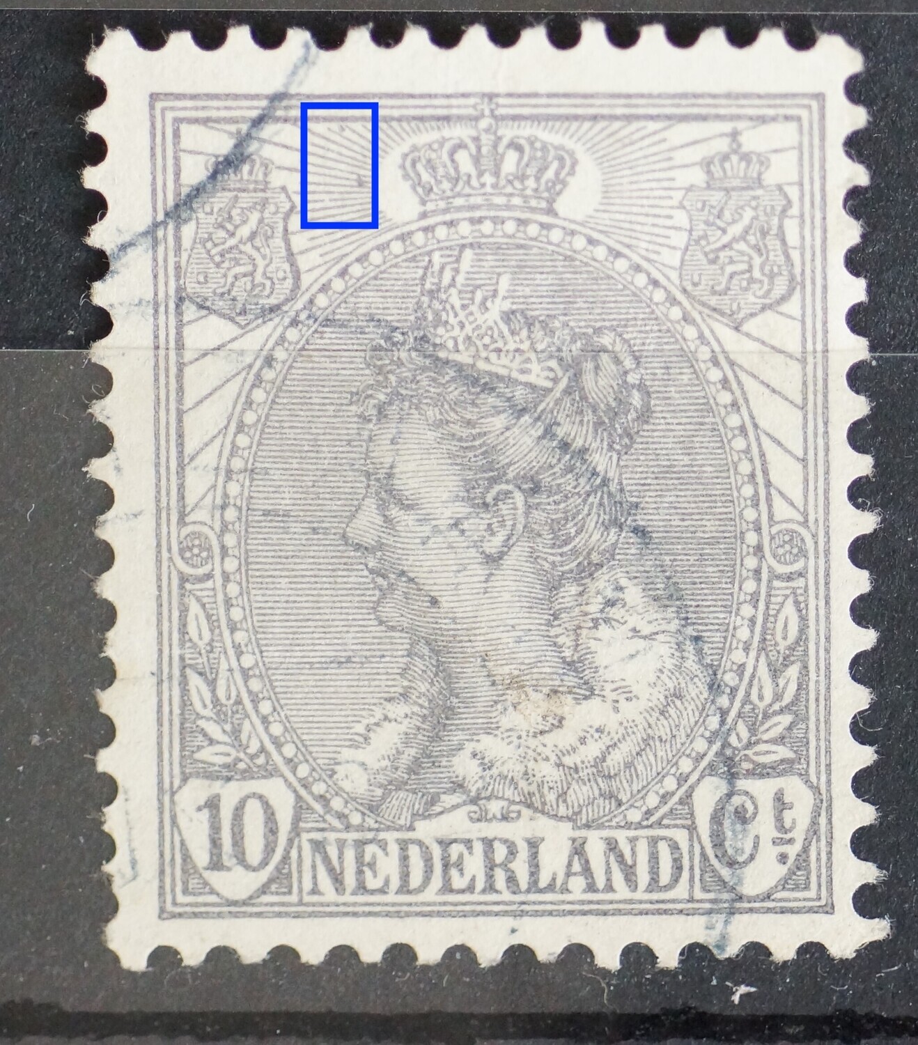 NVPH 62 - o.a. breuk in straal en grijze vlek tussen stralen links van kroon