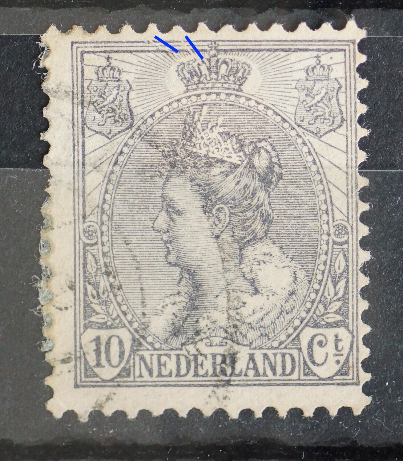 NVPH 62 - twee witte diagonale graveerkrassen boven, links van kroon