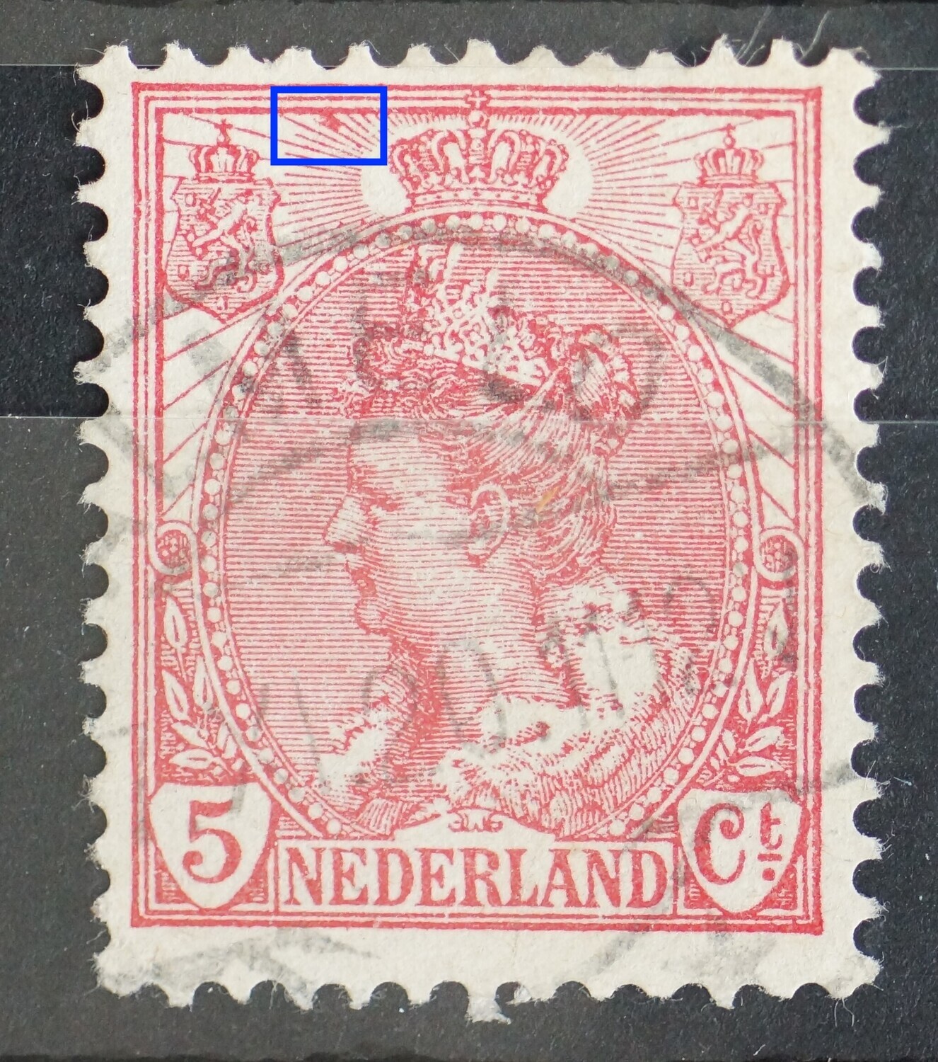 NVPH 60 - rode vlek tussen stralen links van kroon