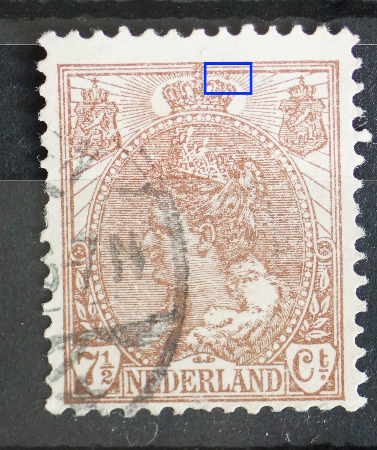 NVPH 61 - bruine vlek rechts van kroon
