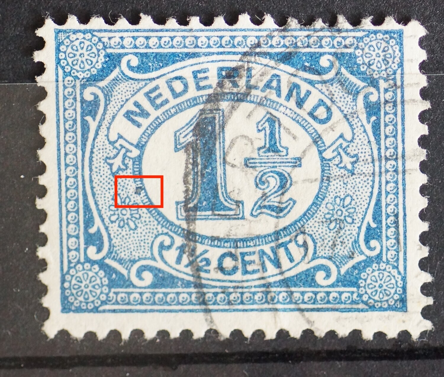 NVPH 53 - o.a. donkerblauwe vlek in rand medaillon links