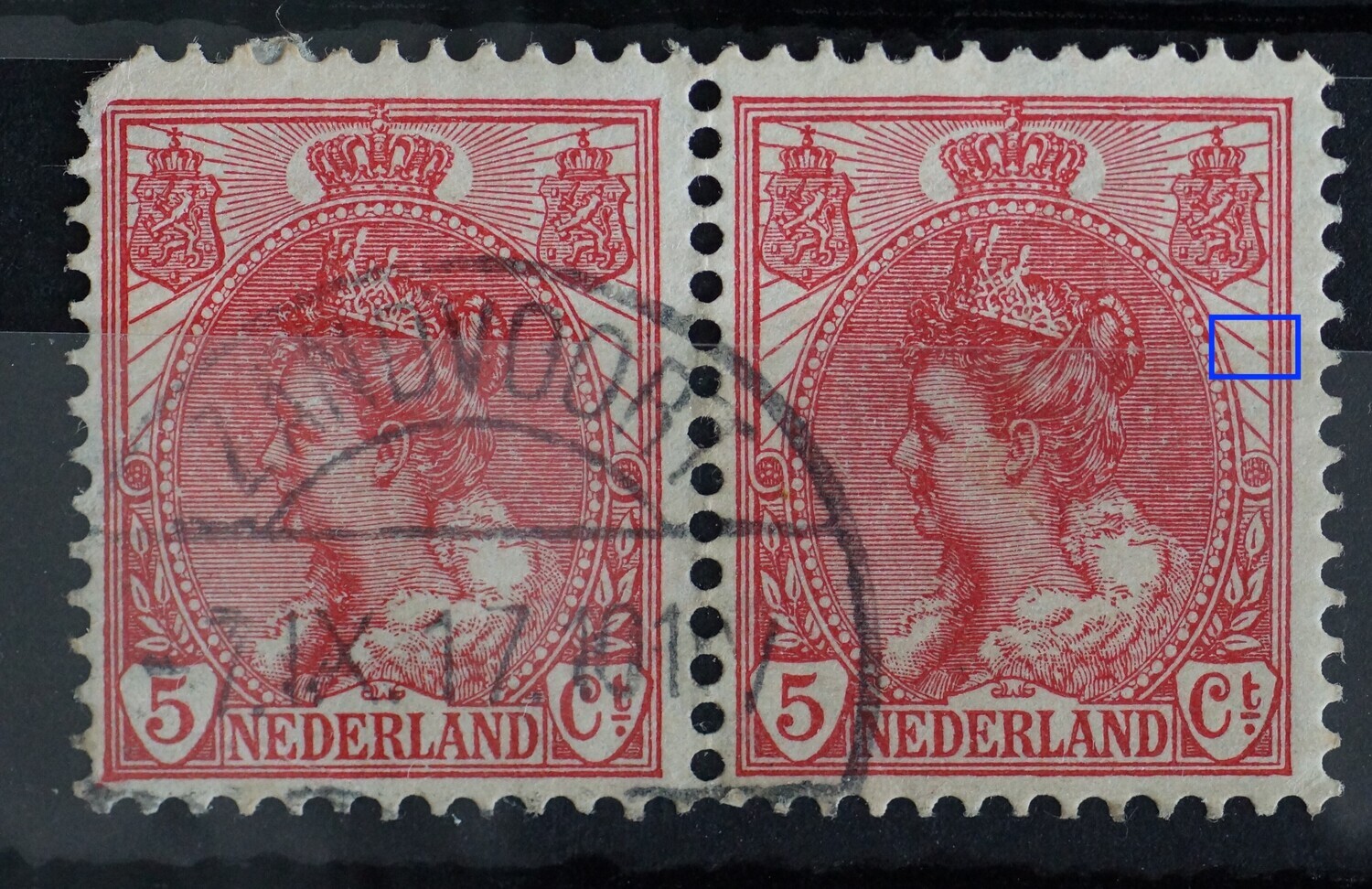 NVPH 60 (paar)  - breukje in straal onder rechter wapenschild (rechter zegel)