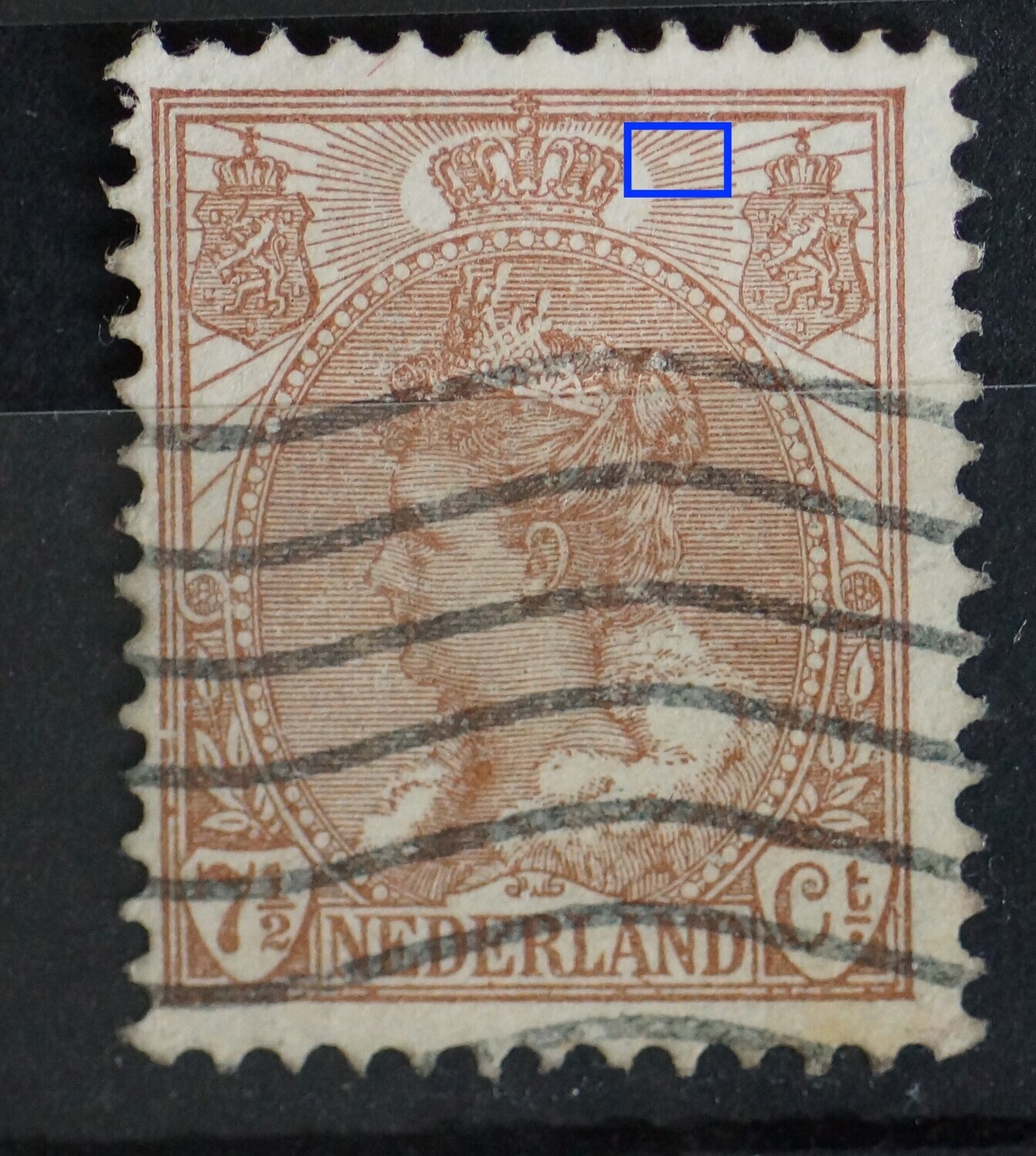NVPH 61 - grote breuk in straal rechts van kroon