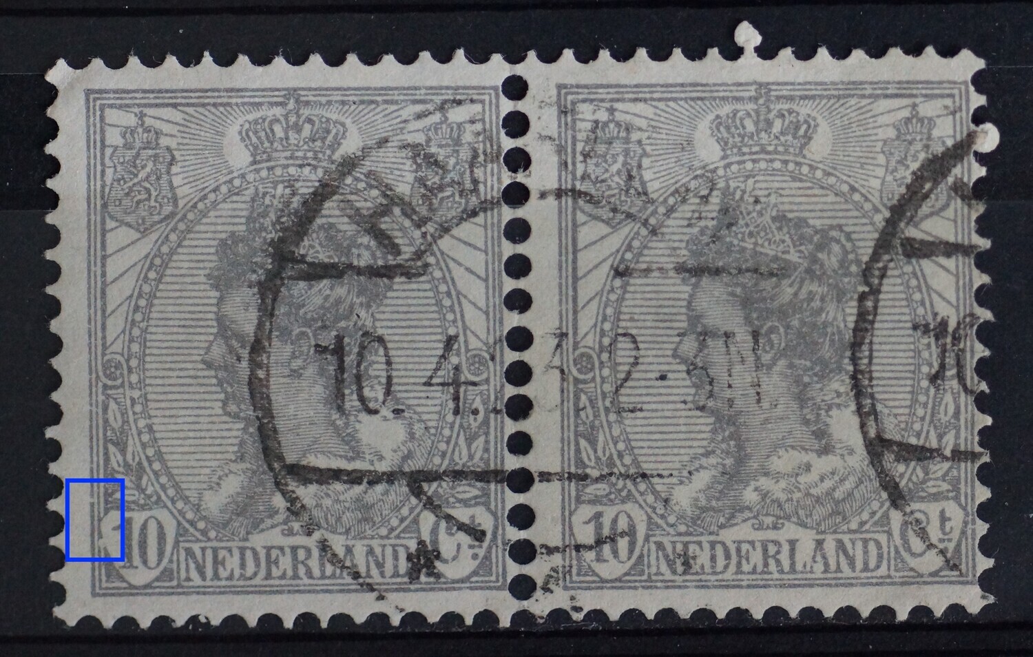 NVPH 81 (paar) - beschadiging kaderlijn en schild rondom 10 (linker zegel)