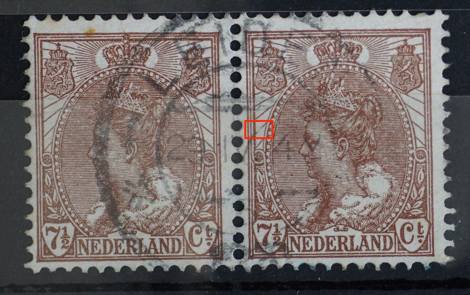 NVPH 61 (paar) - breuk in straal rechts (rechter zegel)