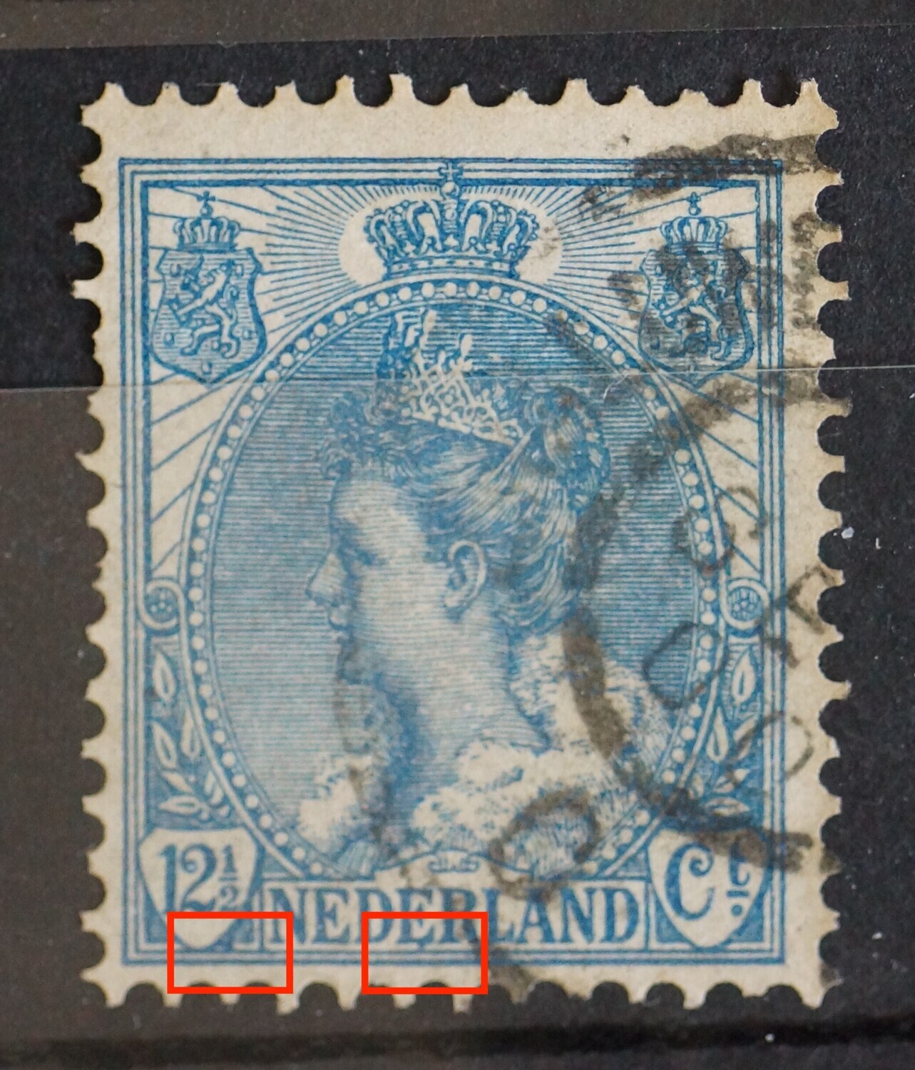 NVPH 63 - blauwe vlek onder het schild van de 12 1/2 en onder aan de tweede E van NEDERLAND