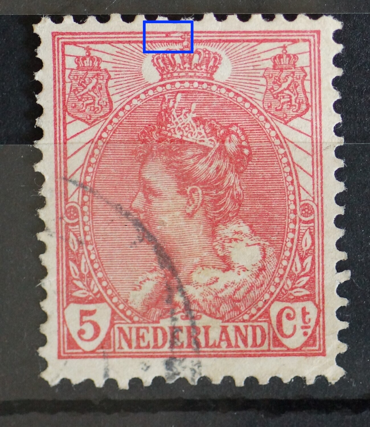 NVPH 60 - rode vlek tussen kaderlijnen boven, links van kroon