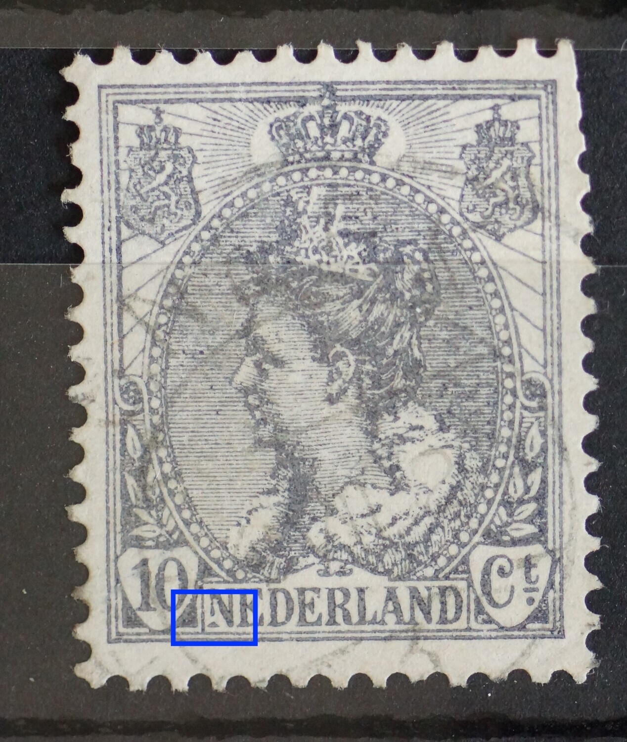 NVPH 762 - o.a. breuk in linker poot eerste N van NEDERLAND, verder rommelig zegelbeeld, veel grijze stippen etc.