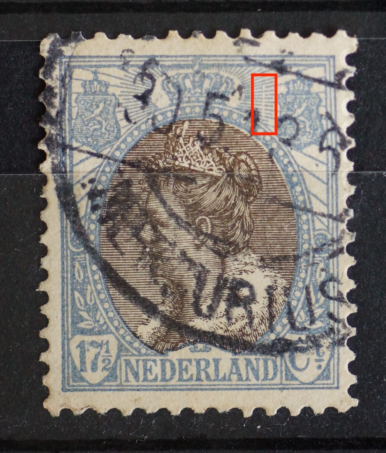 NVPH 67 - grote verticale witte breuklijn/kras, rechts van kroon