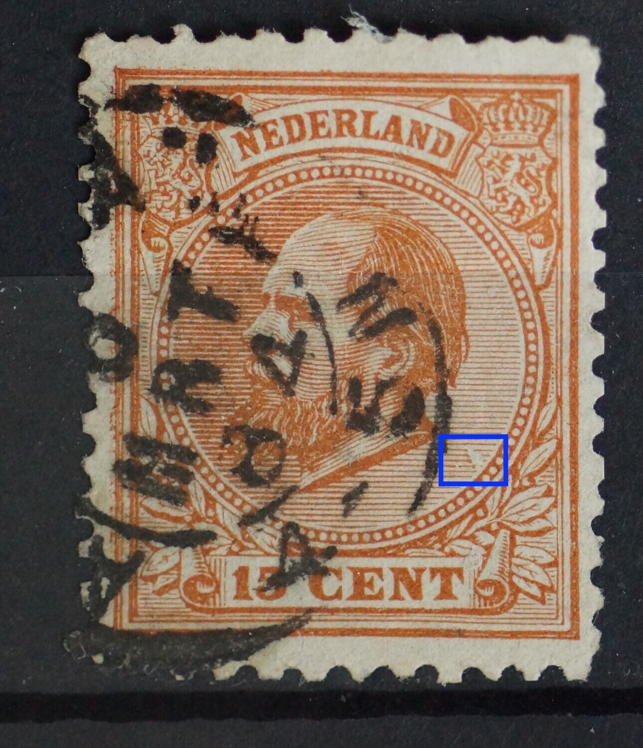 NVPH 23 - bijzondere witte vlek / breuk in de arcering rechts. Druktoeval a.g.v. papiersnipper?