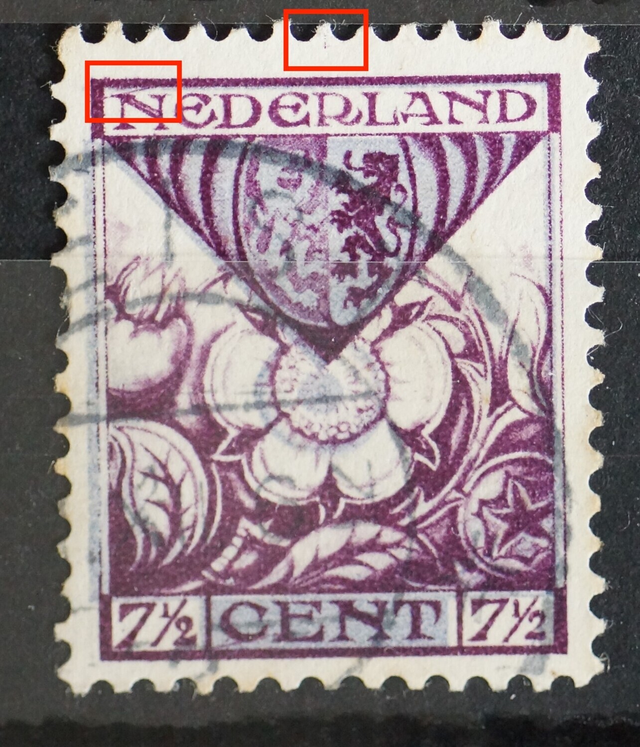 NVPH 167 - diagonale violette kras door de eerste N van NEDERLAND - zegel met paskruis boven (deels zichtbaar)