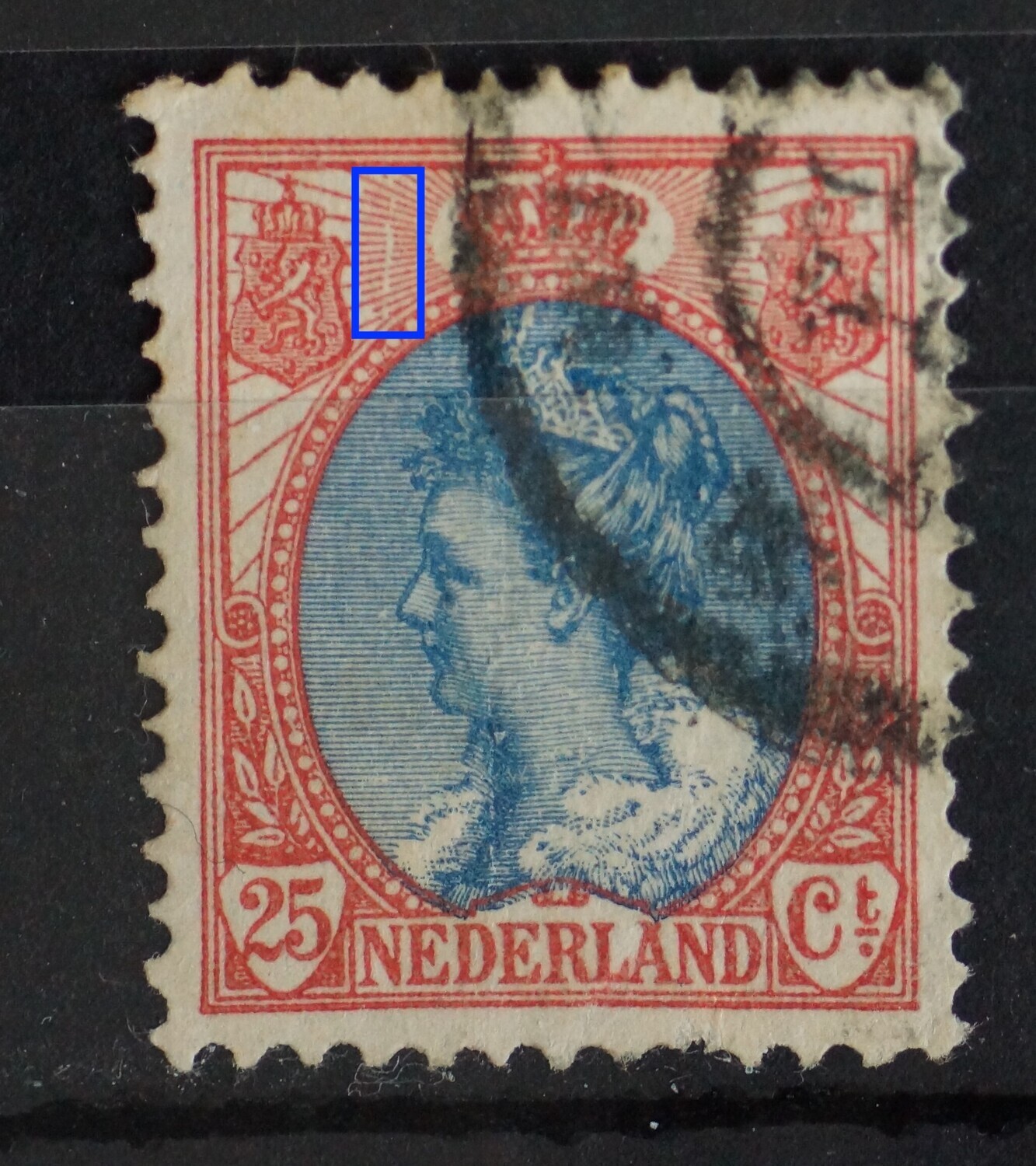 NVPH 71 - verticale witte kras door stralen links van kroon