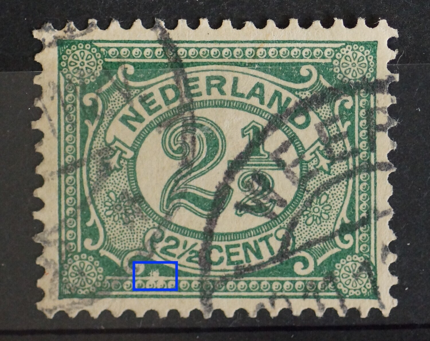 NVPH 55 - witte vlek onder de kleine 2 1/2 NVPH 55 - witte vlek onder de kleine 2 1/2