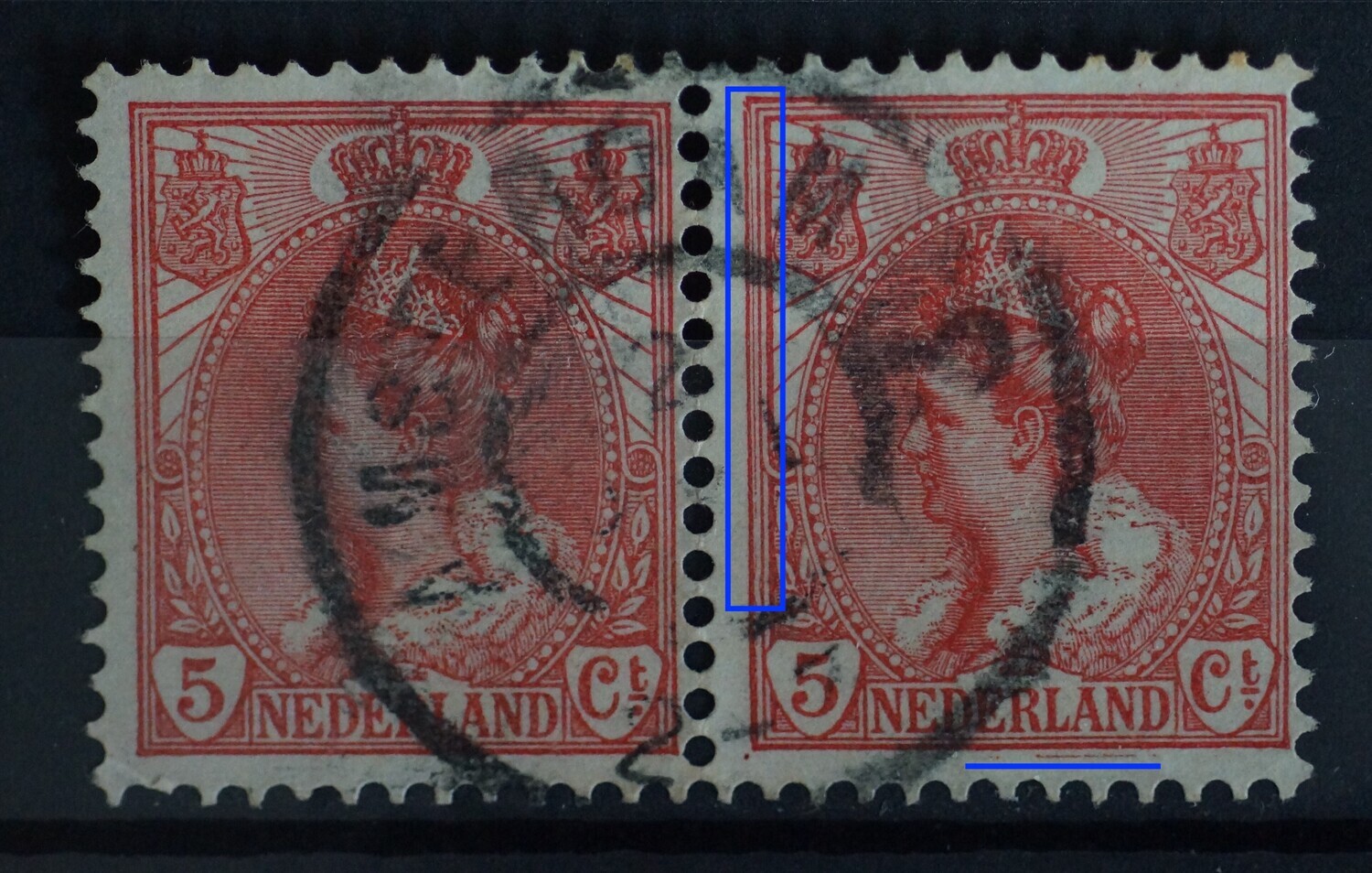 NVPH 60 (paar) - gespleten kaderlijn links en streep onder zegelbeeld (rechter zegel)