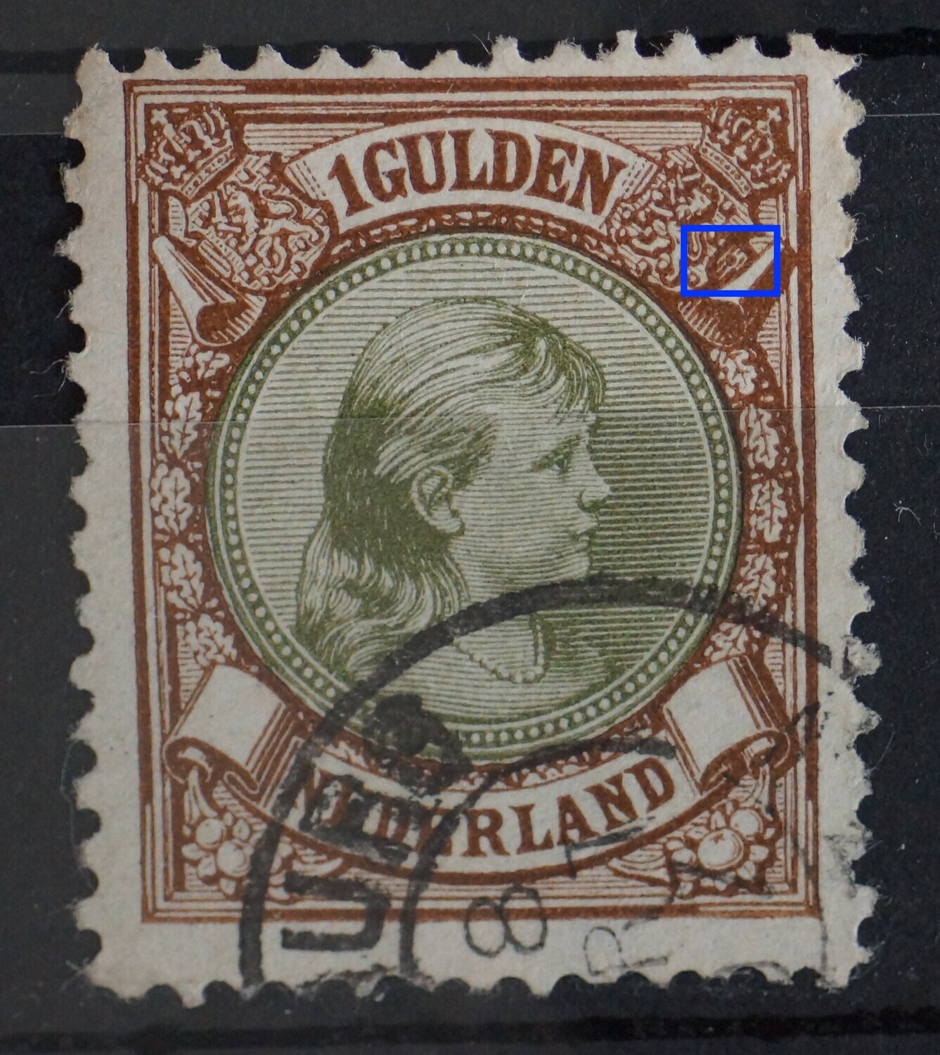 NVPH 46 - bruine punt rechts van rechter wapenschild  (46P)